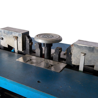 Machine de poinçonnage de porosité automatique la plus efficace pour la machine de rivetage d'articles en métal à grande vitesse