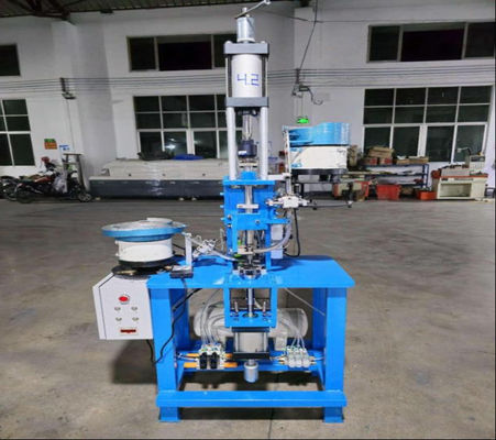 Riveter automatique pour le couvercle de verre