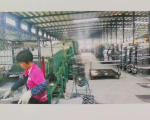 Forneau de recuit industriel à gaz éclairé continu pour composants métalliques