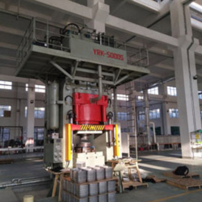 Presse hydraulique à double fond et simulation de coulée sous pression en acier en forme de fil de fer enroulé sur le réservoir de carburant