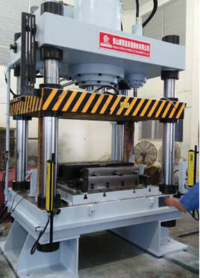 Presse hydraulique spéciale pour le pressage à chaud et le formage à l'enfoncement de profilés en aluminium pour l'aviation