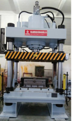 Presse hydraulique spéciale pour le pressage à chaud et le formage à l'enfoncement de profilés en aluminium pour l'aviation