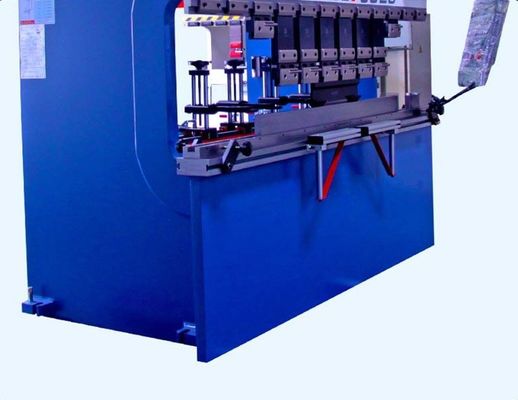 Machine de traitement automatique avancée de tôles métalliques pour le pliage et la formage précis