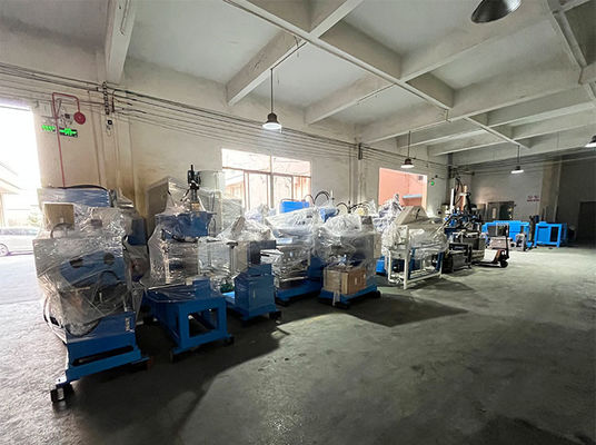 La fabrication d'éviers commerciaux fabriqués à la main facilité par une ligne de production automatisée