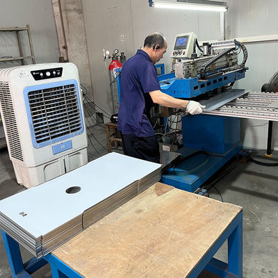 Automatique efficace et précise 304 acier inoxydable plaque métallique panneau plat machine de soudage à couture droite