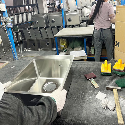 La fabrication d'éviers commerciaux fabriqués à la main facilité par une ligne de production automatisée
