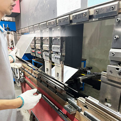 Machine de pliage de tôles en acier inoxydable pour éviers dans les cuisines commerciales et les applications ménagères