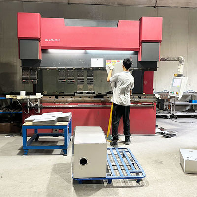 Machine de pliage de tôles en acier inoxydable pour éviers dans les cuisines commerciales et les applications ménagères
