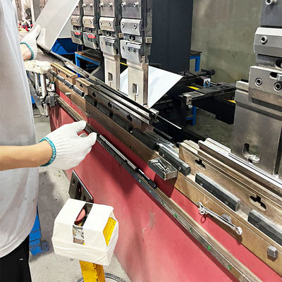 Machine de pliage de tôles d'acier inoxydable pour éviers dans la fabrication industrielle et projet sur mesure