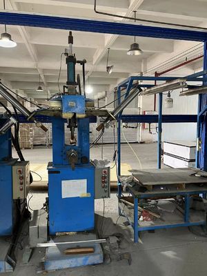 Machine de pressage de coin et de couture durable pour les éviers de cuisine en acier inoxydable