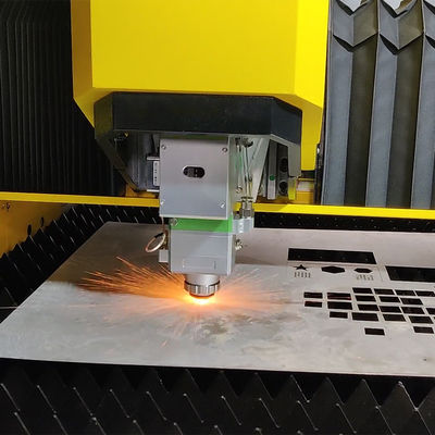 Machine de découpe laser métallique hautement efficace spécialement conçue pour les applications industrielles des éviers faits à la main