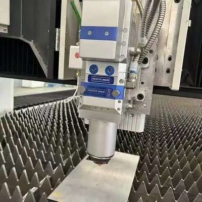 Machine de découpe laser CNC de tôle métallique de haute précision de 3 kW pour les industries du mobilier mécanique aérospatiale et électronique