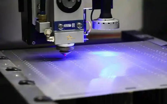 Machine de découpe laser CNC de tôle métallique de haute précision de 3 kW pour les industries du mobilier mécanique aérospatiale et électronique