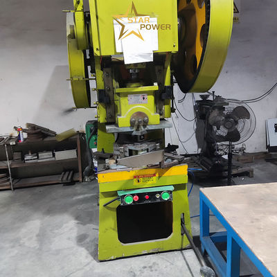 Machine de pliage par poinçonnage pour la production et le traitement des éviers de cuisine