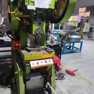 Machine de pliage par poinçonnage pour la production et le traitement des éviers de cuisine