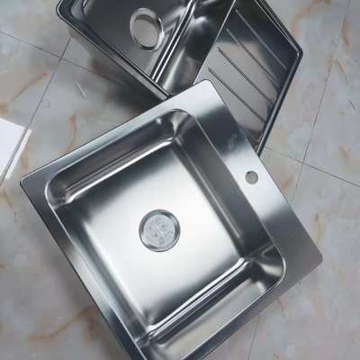 Bon prix Évier de cuisine à double cuve en acier inoxydable 304 (18/8) de qualité alimentaire compatible avec montage sous plan et sur le dessus avec égouttoir | Jauge d'acier personnalisée disponible | Profondeur de bassin personnalisée disponible | Antirouille et résistant à la corrosion en ligne