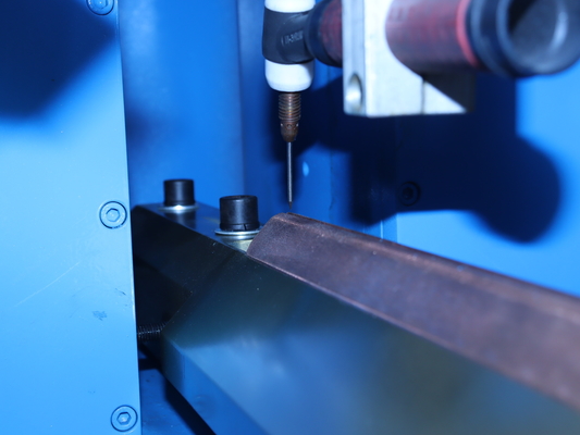 Machine de soudure de précision CNC à 4 axes (Spécialisée pour le bord intérieur des panneaux)