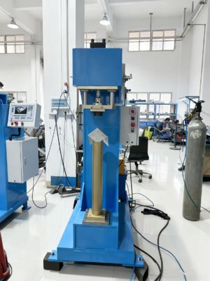 Machine hydraulique de formage et d'assemblage d'angles