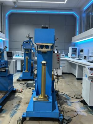 Machine hydraulique de formage et d'assemblage d'angles