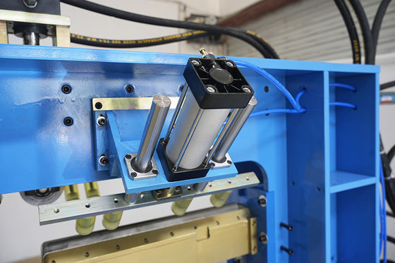 Machine d'évier de cuisine à contrôle PLC de 2,3 kW, 30 MPa, 0,5-1,0 MPa pour le pressage de joints et d'angles de haute précision
