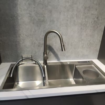 Bon prix Évier de cuisine en acier inoxydable fait à la main avec un trou pour distributeur de savon et un bol simple/double de qualité alimentaire 304/316 en ligne