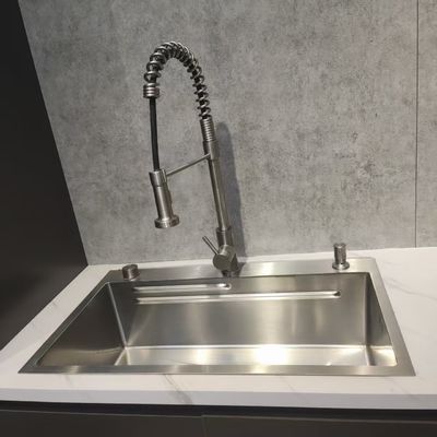 Bon prix Evier de cuisine en acier inoxydable fait à la main avec une profondeur de bol de 250 à 300 mm et une épaisseur de panneau de 1,2 à 1,5 mm ou de 1,8 à 2,0 mm en ligne