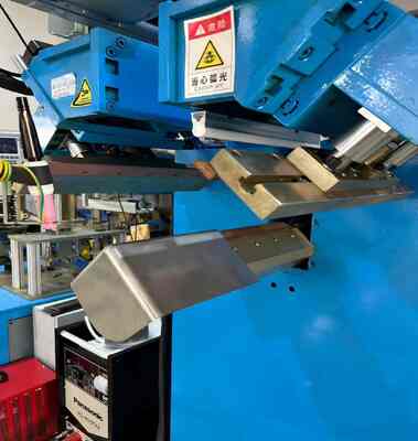 Machine à souder CNC pour coutures verticales et coins inférieurs - Machine à souder spéciale