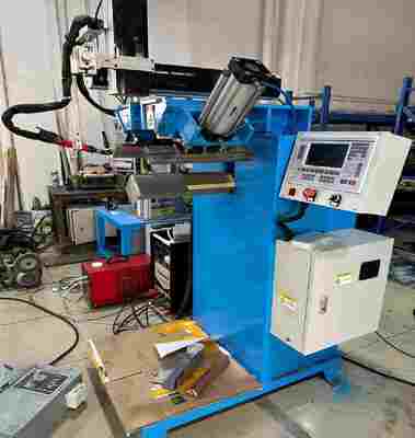 Machine à souder CNC pour coutures verticales et coins inférieurs - Machine à souder spéciale