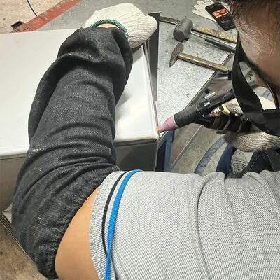 Machine spéciale de soudage CNC multi-axes pour la fabrication d'éviers de cuisine