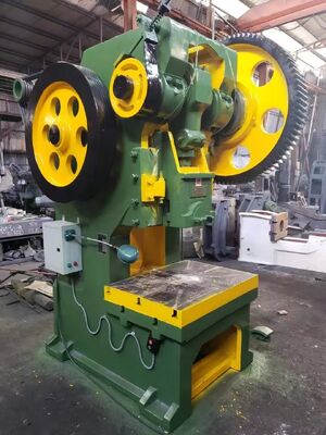 Machine d'usinage CNC tout compris avec contrôle PLC et serrage Pneuma-Lock pour éviers en acier inoxydable avec support d'ingénieur à l'étranger