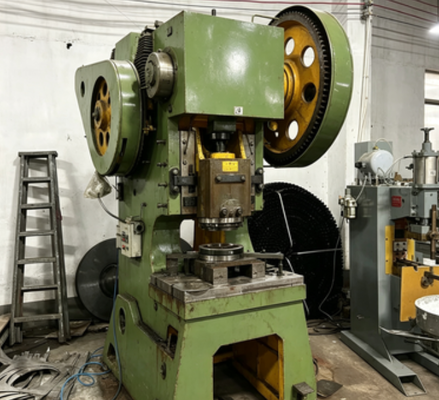 Machine automatique de revêtement de film industriel. 380V de tension de travail, 1800×1000×2100mm de dimension pour une ligne de traitement de panneaux d'évier en acier inoxydable 304.